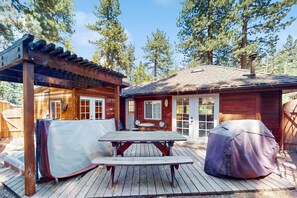 Outdoor dining - Updated Tahoe Home with Hot Tub On Bus Route to Stateline & Skiing (South Lake Tahoe)