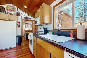 Fridge, microwave, oven, dishwasher - Updated Tahoe Home with Hot Tub On Bus Route to Stateline & Skiing (South Lake Tahoe)