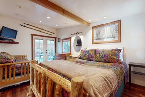 Desk, iron/ironing board, WiFi, bed sheets - Updated Tahoe Home with Hot Tub On Bus Route to Stateline & Skiing (South Lake Tahoe)