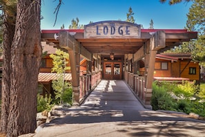 Property grounds - Dog-friendly home with a firepit, private hot tub, pool, & sauna access (Truckee)