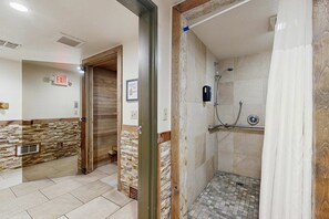 Douche, sèche-cheveux, serviettes fournies