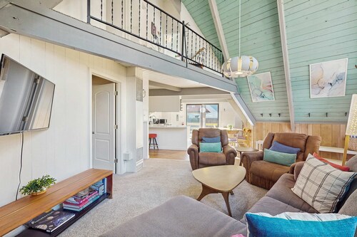 South Lake Tahoe House with Hot Tub - Close to Skiing, Walk to Dining