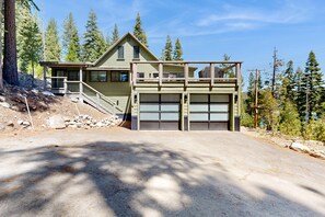 Exterior - Lakeside Modern: Water-View Dining Room & Deck, 2,600 Sq Ft, Walk to Beaches (Carnelian Bay)