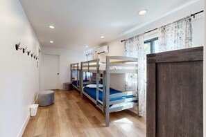Iron/ironing board, WiFi, bed sheets - Lakeside Modern: Water-View Dining Room & Deck, 2,600 Sq Ft, Walk to Beaches (Carnelian Bay)