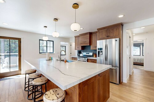 Lakeside Modern: Water-View Dining Room & Deck, 2,600 Sq Ft, Walk to Beaches