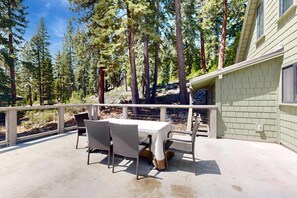 Outdoor dining - Lakeside Modern: Water-View Dining Room & Deck, 2,600 Sq Ft, Walk to Beaches (Carnelian Bay)
