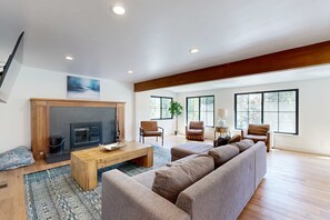 TV, fireplace, offices - Lakeside Modern: Water-View Dining Room & Deck, 2,600 Sq Ft, Walk to Beaches (Carnelian Bay)