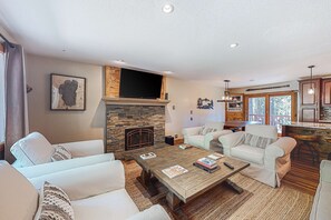 TV, fireplace, offices - Luxurious Tahoe gem with furnished deck overlooking stream (Incline Village)