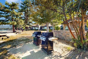 Terrace/patio - Pool View Studio with Private Beach Access, Shared Pool, Hot Tub, Sauna (South Lake Tahoe)