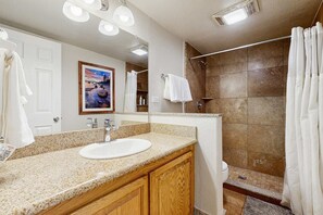 Shower, hair dryer, towels - Pool View Studio with Private Beach Access, Shared Pool, Hot Tub, Sauna (South Lake Tahoe)