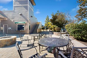 Outdoor dining - Pool View Studio with Private Beach Access, Shared Pool, Hot Tub, Sauna (South Lake Tahoe)