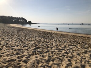 A sandy beach with a calm sea, boats, and a clear sky. - PÊCHEURS - Holiday home for rent Morbihan South - T203 (Saint-Philibert)