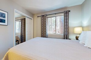 Iron/ironing board, WiFi, bed sheets - Charming dog-friendly home with a private hot tub & large fenced yard (South Lake Tahoe)