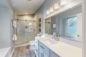 Shower, hair dryer, towels, shampoo - Spacious Cabin-Style Home with Mountain Views & Shared Hot Tub & Pool (Truckee)