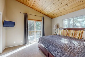 Iron/ironing board, travel cot, WiFi, bed sheets - Spacious Cabin-Style Home with Mountain Views & Shared Hot Tub & Pool (Truckee)
