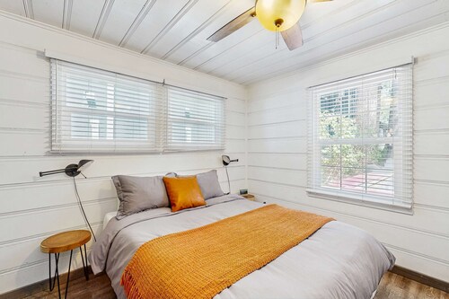 Renovated Modern Retreat with Hot Tub | Walk to Lakeside Beach & Gondola