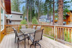 Outdoor dining - New Home in Coveted Location with Backyard - 10 Minutes to Ski Slopes, Beach (South Lake Tahoe)