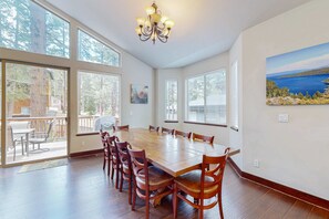 Dining - New Home in Coveted Location with Backyard - 10 Minutes to Ski Slopes, Beach (South Lake Tahoe)