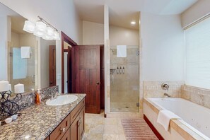 Shower, hair dryer, towels - New Home in Coveted Location with Backyard - 10 Minutes to Ski Slopes, Beach (South Lake Tahoe)