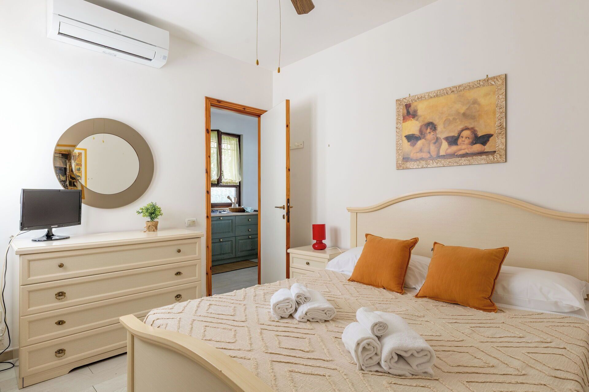 Travel crib, free WiFi