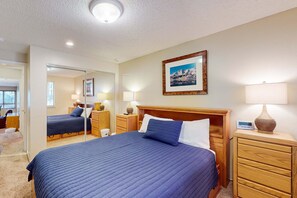 4 bedrooms, iron/ironing board, WiFi, bed sheets - Townhome with pool, sauna, tennis, private hot tub, & foosball, sleeps 8 (Zephyr Cove)
