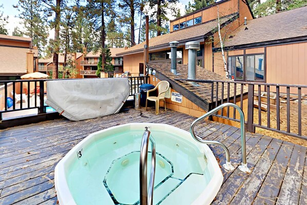 Outdoor spa tub - Midtown Condo with Deck & Clubhouse with Pool - 2-Minute Drive to Skiing (South Lake Tahoe)