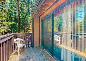 Terrace/patio - Midtown Condo with Deck & Clubhouse with Pool - 2-Minute Drive to Skiing (South Lake Tahoe)