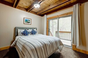 Iron/ironing board, WiFi, bed sheets - Home with private hot tub, 2 fireplaces, & W&D - drive minutes to hiking, golf (Truckee)