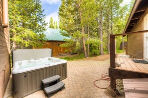 Terrace/patio - Home with private hot tub, 2 fireplaces, & W&D - drive minutes to hiking, golf (Truckee)