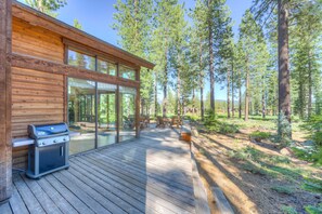 Outdoor dining - Inviting home with golf course views, large deck, & modern interior (Truckee)