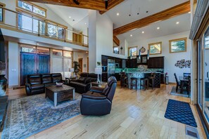 TV, fireplace, stereo, offices - Inviting home with golf course views, large deck, & modern interior (Truckee)