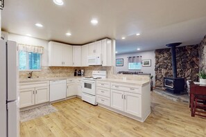Fridge, microwave, oven, stovetop - Tahoe Getaway: Spacious Deck, Fireplace & Family-Friendly (South Lake Tahoe)