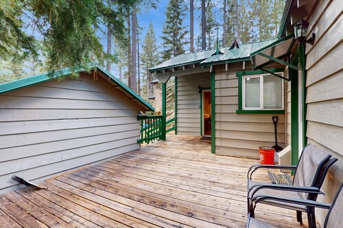 Tahoe Getaway: Spacious Deck, Fireplace & Family-Friendly