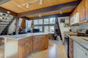 A kitchen with wooden cabinets, a large island, and a built-in oven. - Lake view house with WiFi, washer&dryer, and fireplace - dogs are welcome (Tahoe City)