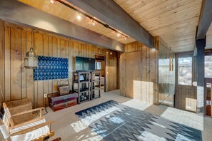 A wooden interior with a sofa, a patterned rug, a television, and a wooden ceiling. - Lake view house with WiFi, washer&dryer, and fireplace - dogs are welcome (Tahoe City)