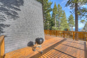 Terrace/patio - Lake view house with WiFi, washer&dryer, and fireplace - dogs are welcome (Tahoe City)