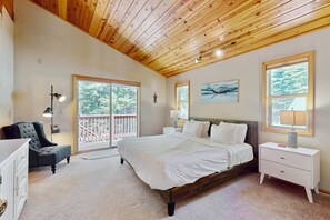 Desk, WiFi, bed sheets - Cozy family-friendly home with wood-burning fireplace, loft, desk, & pool access (Truckee)