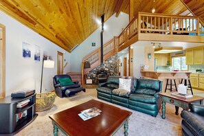 TV, fireplace, DVD player, table football - Cozy family-friendly home with wood-burning fireplace, loft, desk, & pool access (Truckee)