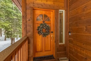 Property grounds - Cozy family-friendly home with wood-burning fireplace, loft, desk, & pool access (Truckee)