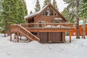 Exterior - Cozy family-friendly home with wood-burning fireplace, loft, desk, & pool access (Truckee)