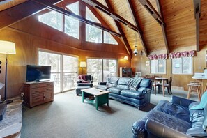 TV, fireplace, offices - Superb lakefront home with mountain & lake views, fireplace, tennis & washer&dryer (Truckee)