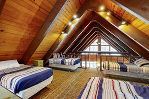 Iron/ironing board, WiFi, bed sheets - Superb lakefront home with mountain & lake views, fireplace, tennis & washer&dryer (Truckee)