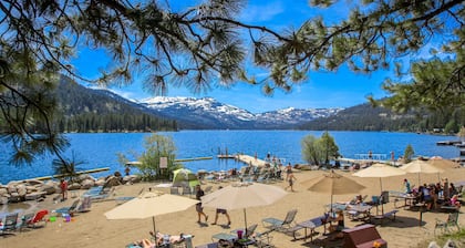 Superb lakefront home with mountain & lake views, fireplace, tennis & washer&dryer