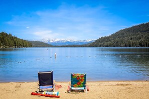 Beach - Superb lakefront home with mountain & lake views, fireplace, tennis & washer&dryer (Truckee)