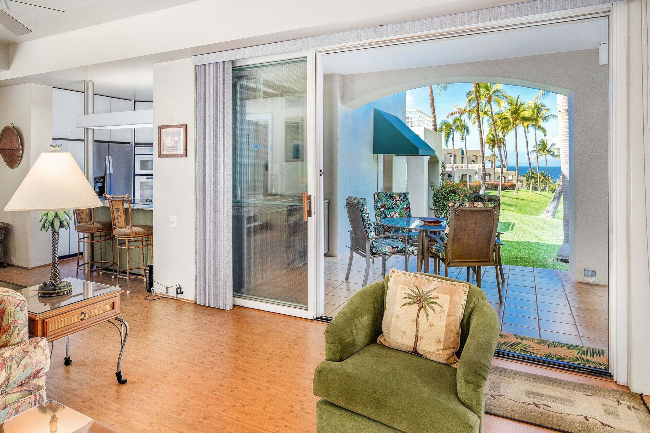 コンドミニアム ベッド (複数台) パティオ ガーデンビュー (The Palms at Wailea 101) | リビング エリア
