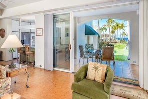 Apartment, Mehrere Betten, Terrasse, Gartenblick (The Palms at Wailea 101) | Wohnbereich