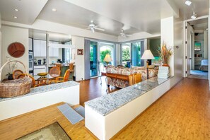 Lägenhet - flera sängar - uteplats - utsikt mot trädgården (The Palms at Wailea 101) | Interiör