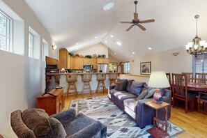 TV, DVD player - House in Kings Beach with mountain views (Kings Beach)