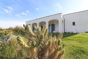 Exterior - Wonderful private villa for 8 people with A/C, WIFI, TV, terrace and panoramic view (Otranto)