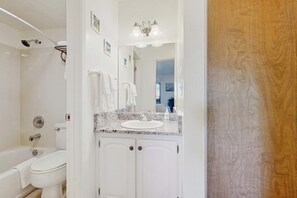 Dusche, Haartrockner, Handtücher, Shampoo